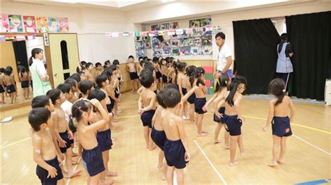 孩子們裸體|脫光光，去上學？日本幼兒園的「裸體教育」，真的有利於身心健。